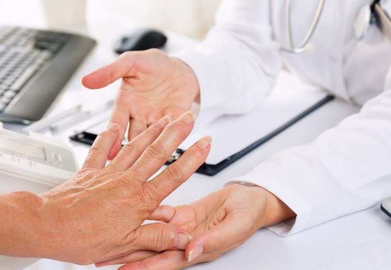 Artrite reumatoide: “La scelta della terapia non dipende dalla spesa per i farmaci, ma dall’esigenza del singolo paziente”