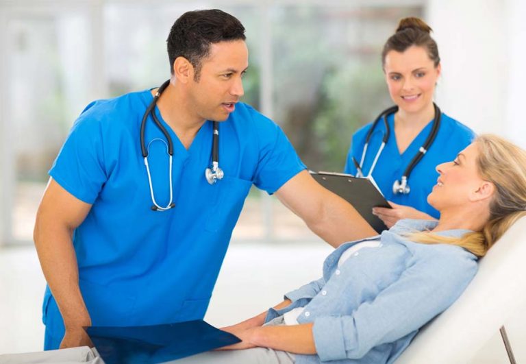 Mal di schiena, infiammazioni agli occhi, dita a salsicciotto: potrebbe trattarsi di spondiloartrite